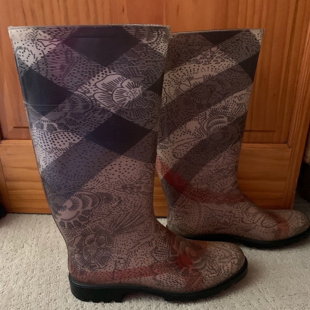 Burberry Rain Boots! Excellent condition!